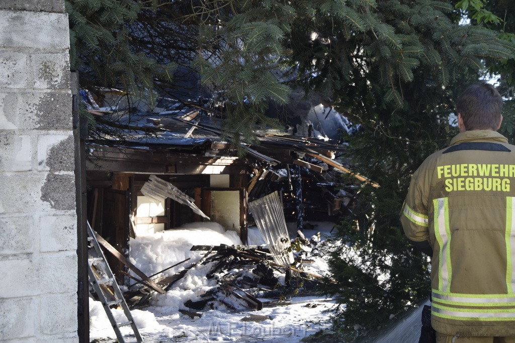 Grossfeuer Einfamilienhaus Siegburg Muehlengrabenstr P1251.JPG - Miklos Laubert